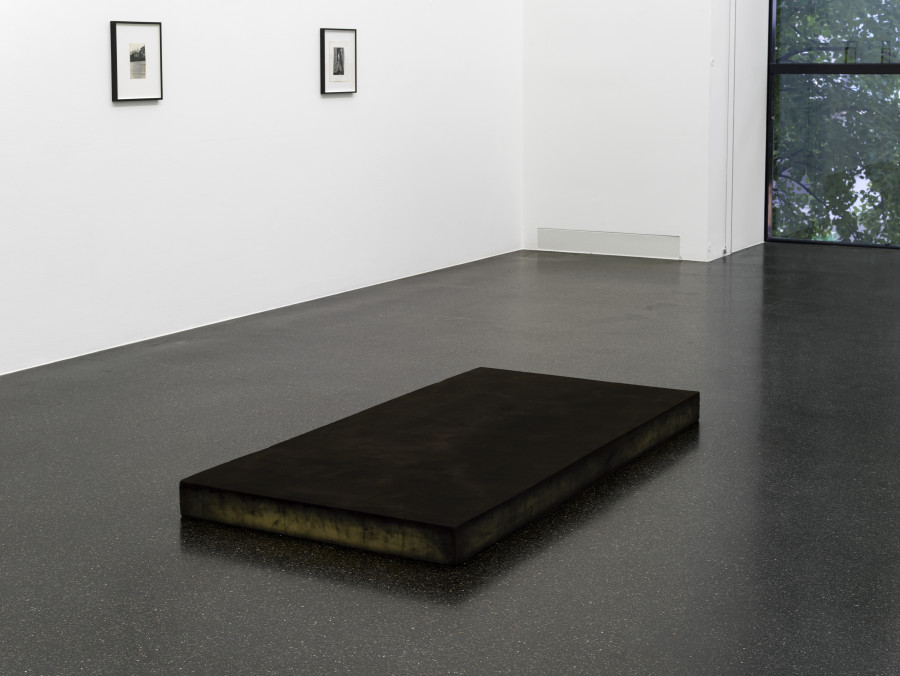 Heimo Zobernig, Ohne Titel (HZ1988-016), 1988, Pigment, foam, 10 x 200 x 100 cm