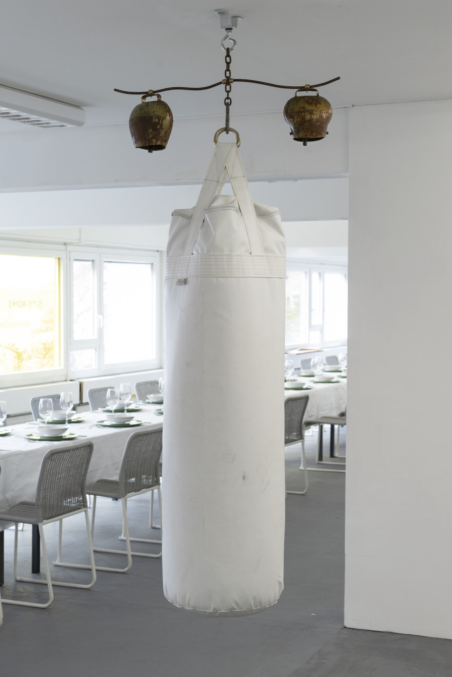 Lucas Erin - Hochet (Deux cloches), 2021. 2022 courtesy the artists and suns.works. Photography: Claude Barrault