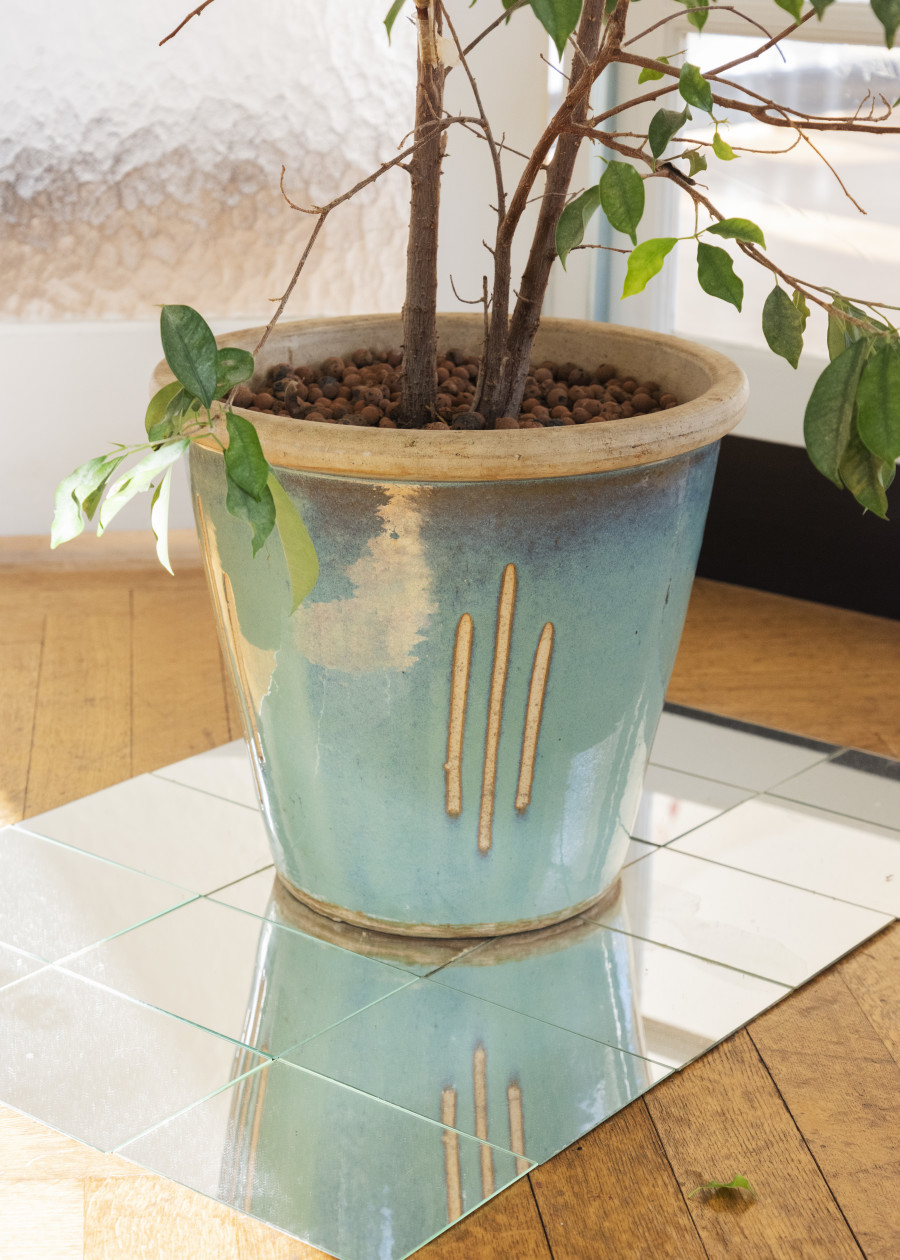 Zahra Hakim: J'ai vu une femme qui battait la lumière dans un mortier, Exhibition view, 2023, Cherish, Photo: Remy Ugarte Vallejos