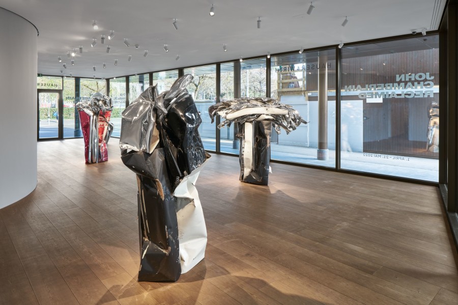 Installation view, ‘John Chamberlain. Reclaimed’ at Hauser & Wirth Zurich, Bahnhofstrasse 1, until 21 May 2022 © 2022 Fairweather & Fairweather LTD / Artists Rights Society (ARS), New York. Courtesy the John Chamberlain Estate and Hauser & Wirth. Photo: Jon Etter