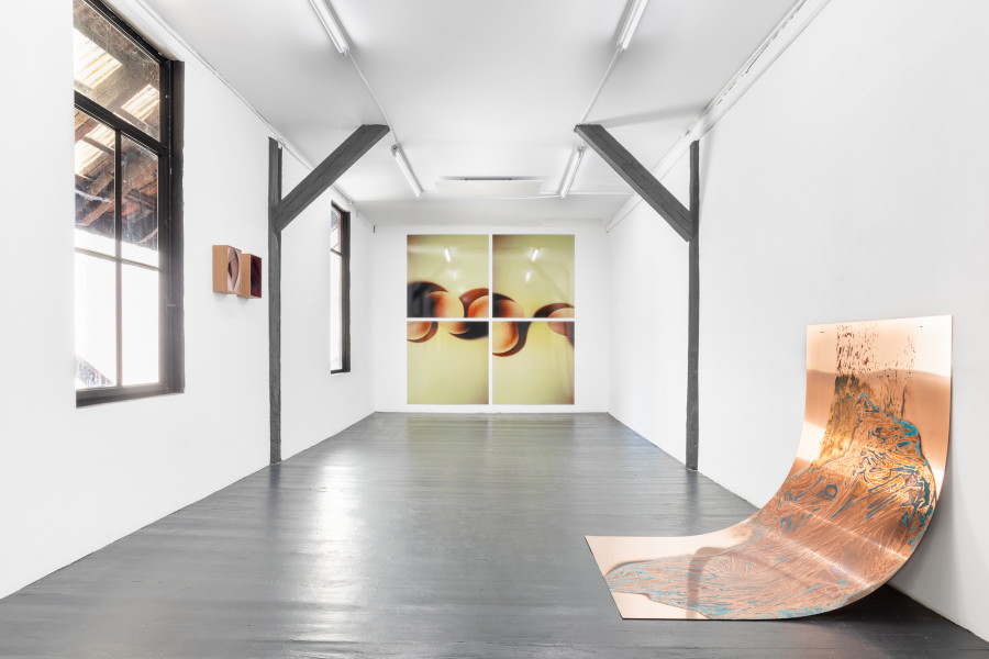 Right: Una Szeemann, Die verschobene Verdichtung eines Schläfers I, (The Displaced Compression of a Sleeper I), 2018. Left: Martín Soto Climént, Gossip Secret Melody, Gossip Wine Melody, 2022. Center: Hannah Villiger, Sculptural, 1994. Photo: Kilian Bannwart