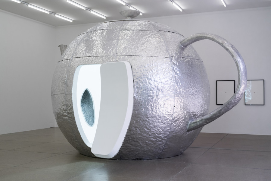 Installationsansicht Zeitgeschichten. Zeitgenössische Werke aus der Sammlung, 9.8. – 13.11.2022, Aargauer Kunsthaus, Aarau. Mai-Thu Perret (*1976). Little Planetary Harmony, 2006, Aluminium, Holz, Trockenmauer, Latex-Wandfarbe, Neonbeleuchtung, Acryl auf Sperrholz, 353 x 665 x 365 cm, Aargauer Kunsthaus, Aarau. Foto: Zoe Tempest, Zürich