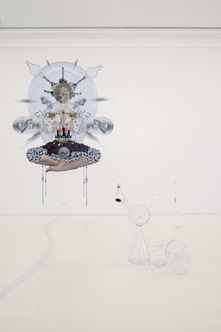 knowbotiq, Swiss Psychotropic Gold, vorne: The Psychotropic Refinery, 2022, hinten: The Molecular Ghost, 2016