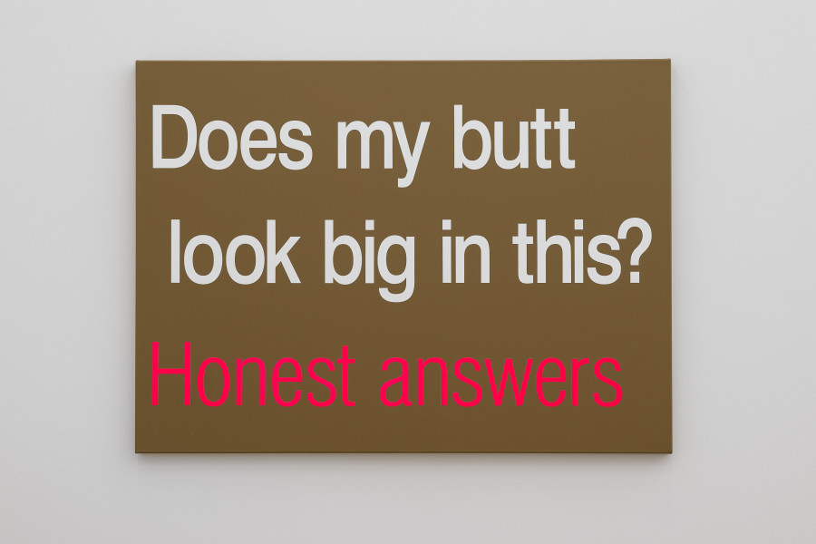 Installationsansicht Davor · Darin · Danach. Die Sammlung im Wandel, 15.5.–7.8.2022, Aargauer Kunsthaus, Aarau. Sylvie Fleury (*1961). Does my butt look big in this, 2003, Acryl auf Leinwand, 110.3 x 150.1 cm. Aargauer Kunsthaus, Aarau / Schenkung Sammlung Ringier, Schweiz. Foto: ullmann.photography