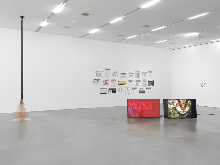 Ausstellungsansicht Vanessa Billy, Surge, 2016 !Mediengruppe Bitnik, Delivery for Mr. Assange, 2013, Guerrilla Girls, 1985-1991, Ohne Titel (Set von 23 Vintage Poster), Gianni Motti, I›m Not on Facebook, 2010/2016. Sammlung Migros Museum für Gegenwartskunst, Foto: Stefan Altenburger Photography, Zurich