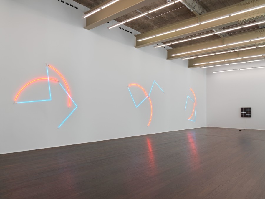 Installation view, ‘François Morellet. Neons’ at Hauser & Wirth, Zurich, Limmatstrasse, 24 March – 21 May 2022. © François Morellet/ADAGP, Paris. Courtesy François Morellet Estate. Photo: Stefan Altenburger Photography Zürich