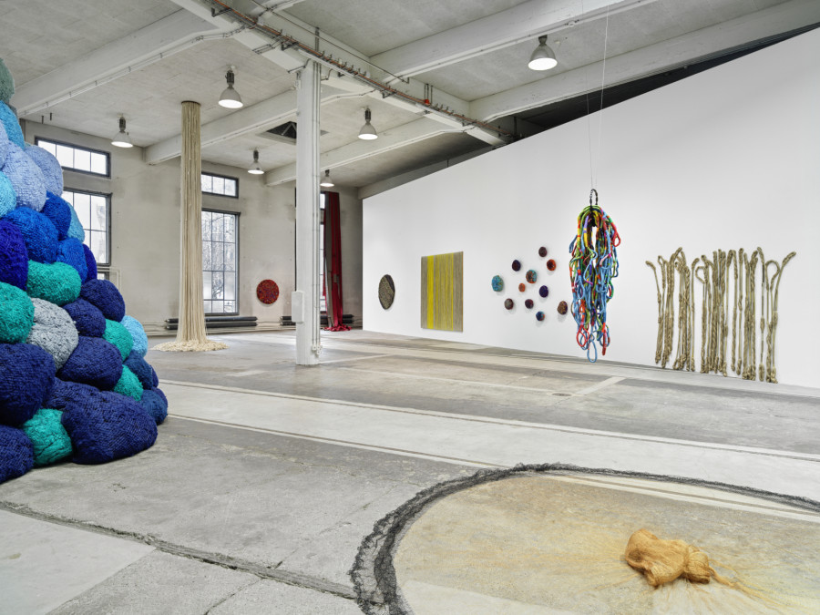 Sheila Hicks, a little bit of a lot of things, installation view LOK by Kunstmuseum St.Gallen, Photo: Stefan Altenburger. © 2023, ProLitteris, Zürich