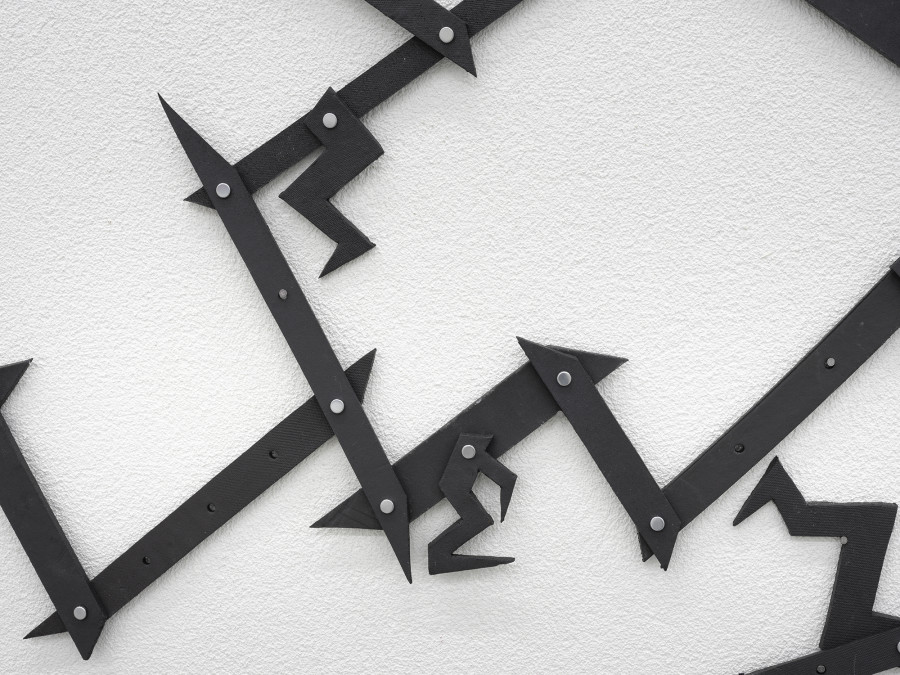 Giovanna Belossi, Folgorato, 2022, (detail) ceramics, brass fastener, variable dimensions, All Stars, Lausanne — Picture © Julien Gremaud