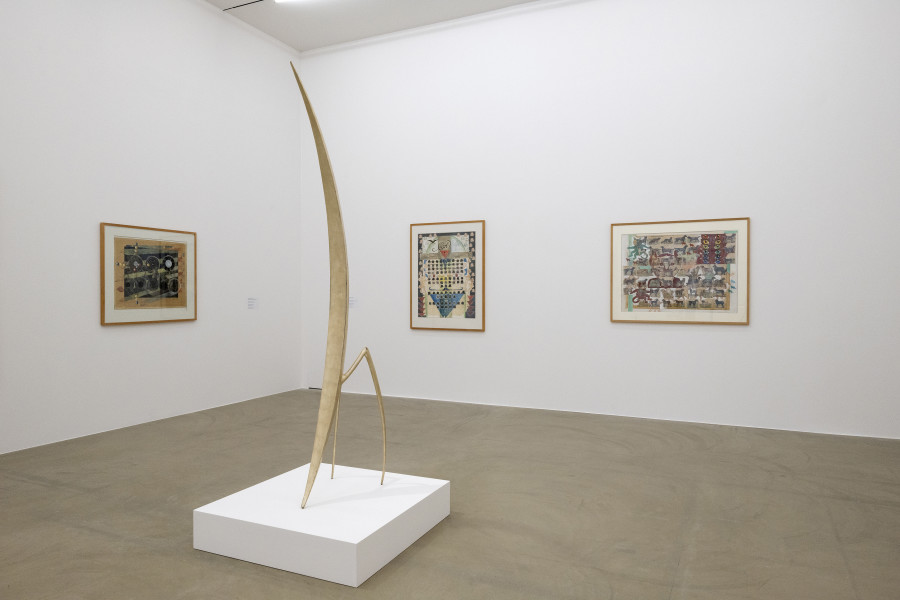 Installationsansicht Eine Frau ist eine Frau ist eine Frau... Eine Geschichte der Künstlerinnen 27.8.2022 – 15.1.2023, Aargauer Kunsthaus, Aarau. Suzanne Baumann. Blaubart, 1991, Aargauer Kunsthaus, Aarau / Schenkung Suzanne Baumann. And what now?, 1991, Love me or leave me, undatiert, Aargauer Kunsthaus, Aarau. Olivia Etter, Gottesanbeterin, 1995. Aargauer Kunsthaus, Aarau / Depositum der Sammlung Andreas Züst. Foto: Zoe Tempest, Zürich