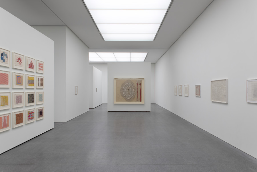 Saalansicht «Venedigsche Sterne», mit Werken von Louise Bourgeois, Ode à l’Oubli, 2004 (links), Don’t swallow me!, 2008 (Mitte), Rejection, Rejected, Reject, Rebound, 2005 (rechts)