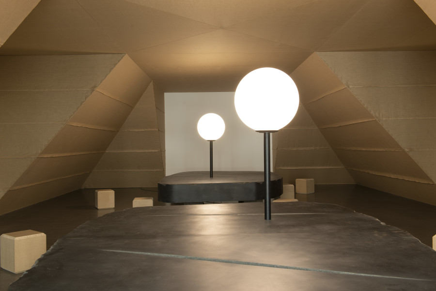 Markus Müller, Im Umbau, 2022. Holz, Jute, Lack auf Spanplatte, Stahl, Leuchtkörper, Taschenbuch. Courtesy the artist and Nicolas Krupp.