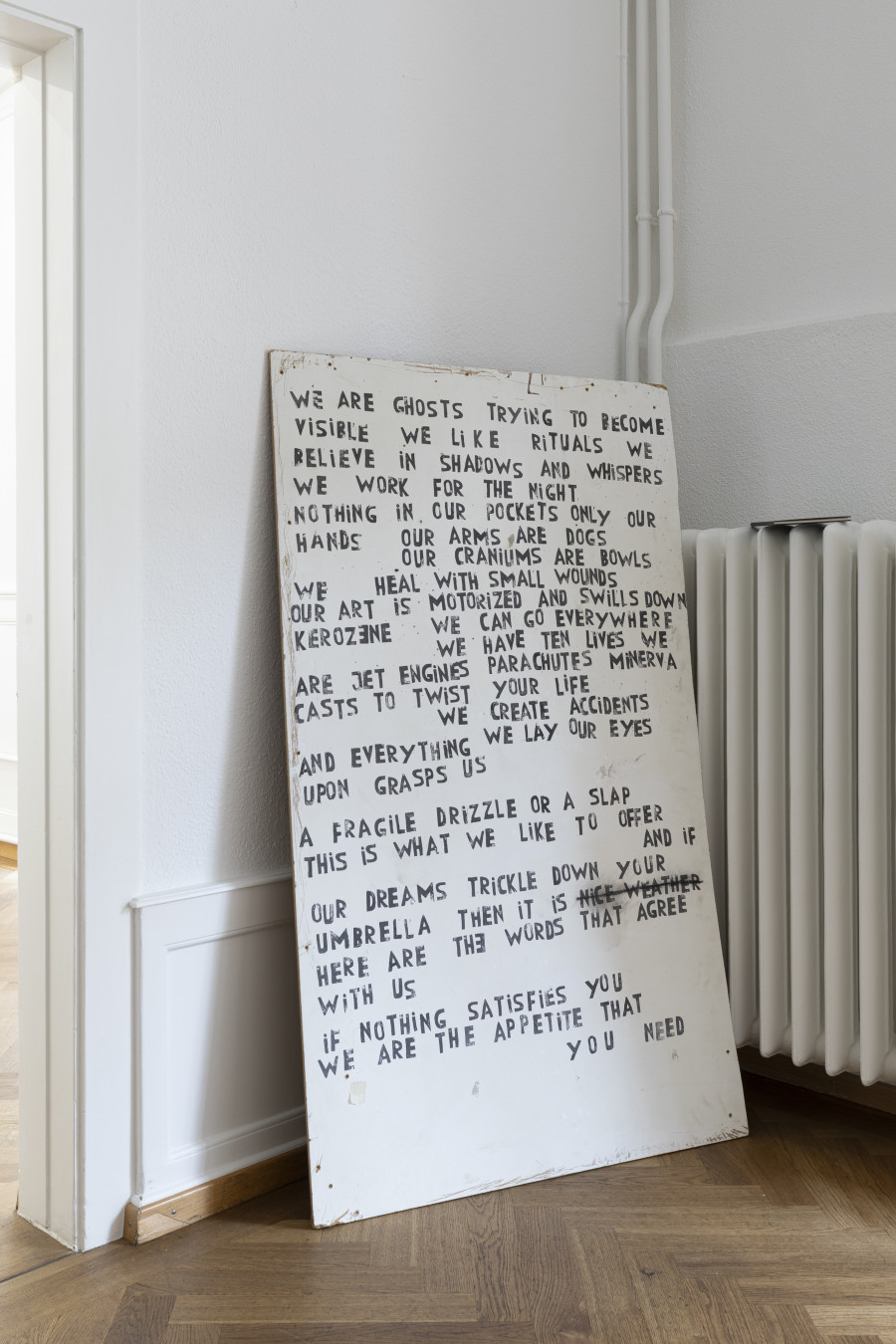 RADICAL SOURCES, Claire Fontaine, Dorota Gawęda & Eglė Kulbokaitė, Laurent Güdel, Jeanne Jacob, Hunter Longe, Lou Masduraud, Sadie Plant, Augustin Rebetez, Jan van Oordt, et un texte de Antoine Rubin, KRONE COURONNE, 2022, photocredit: Michal Florence Schorro