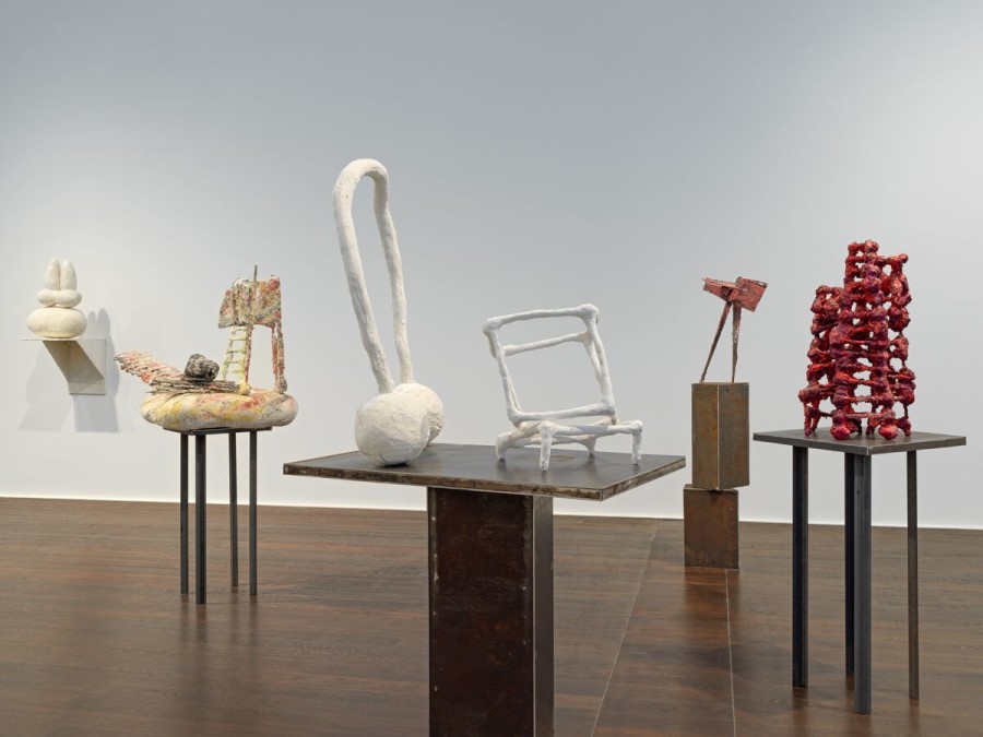 Phyllida Barlow ‘small worlds,’ Hauser & Wirth Zürich, 2021. Phyllida Barlow © Phyllida Barlow. Photo: Stefan Altenburger Photography Zürich