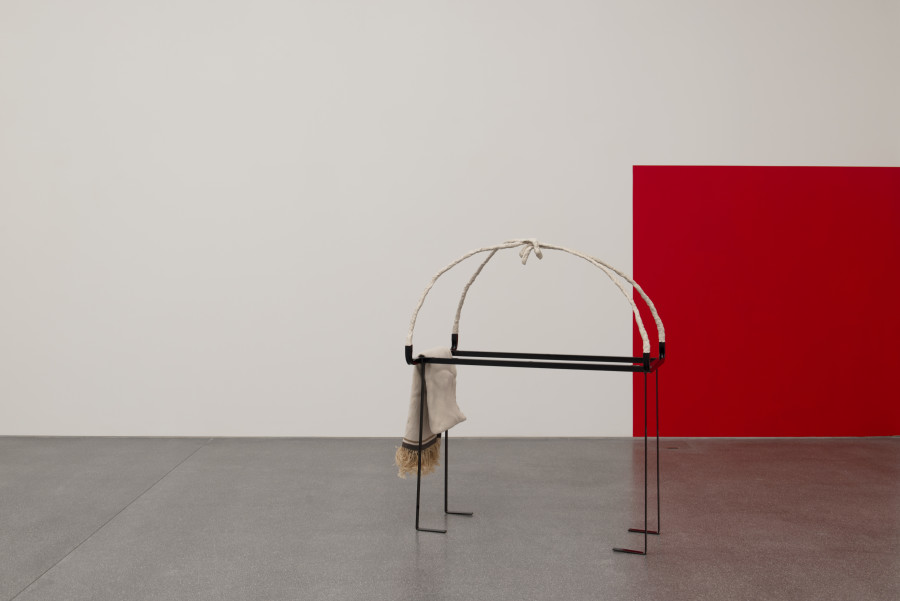 Flurina Sokoll,  Int(w)o, 2018, Pulverbeschichteter Stahl, Fragment eines Tischrahmens, Plastilin, gebrauchte Wolldecke, 115 x 52 x 145 cm, Im Besitz der Künstlerin