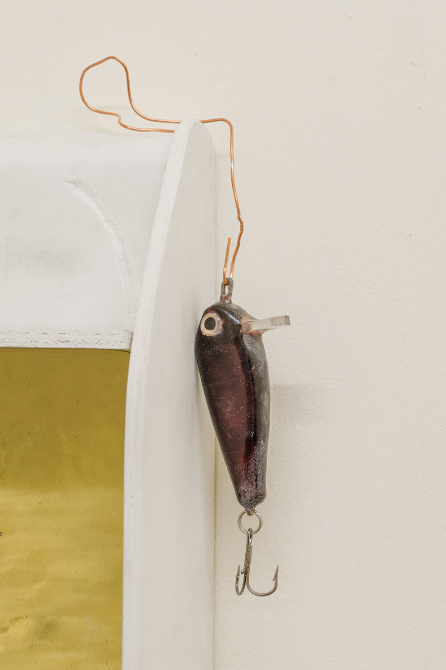 Alex Ayed, Untitled (Shelf I), 2020, marble, wood, glass, copper wire, found objects, 29 x 16x 6 cm. Photography: Sebastian Verdon/ all images copyright and courtesy of the artists, CAN Centre d’art Neuchâtel, Sans titre (2016).