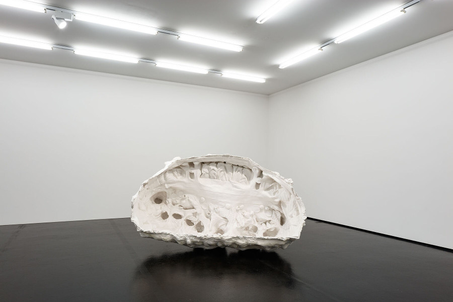 Installationsansicht Zeitgeschichten. Zeitgenössische Werke aus der Sammlung, 9.8. – 13.11.2022, Aargauer Kunsthaus, Aarau. Christian Gonzenbach, Amitlu Anec, 2012, Gips, 152 x 270 x 130, Aargauer Kunsthaus Aarau / Schenkung Christian Gonzenbach. Foto: Philipp Hitz, Zürich