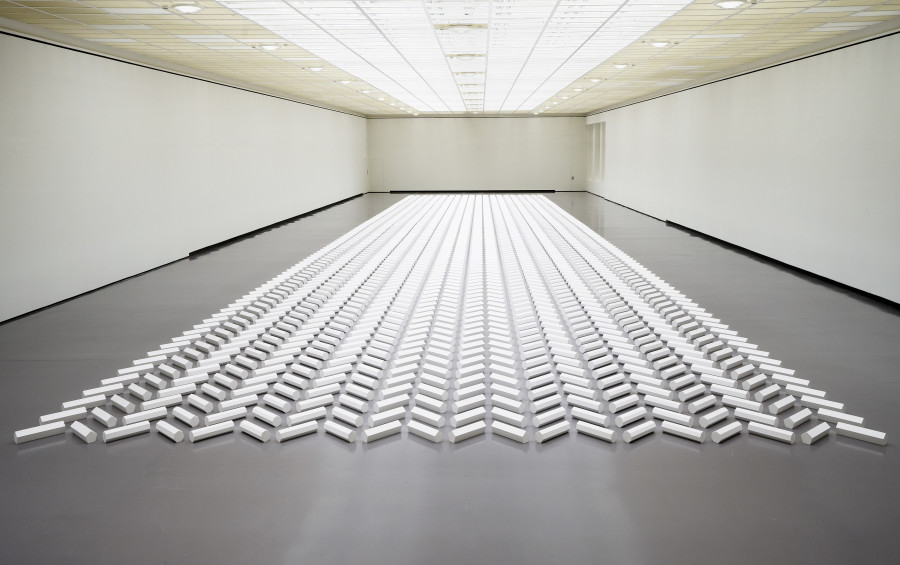 Walter De Maria, The 2000 Sculpture, 1992, Gips und Hydrocal / Plaster and hydrocal, Walter A. Bechtler Stiftung, Ausstellungsansicht / Installation view Kunsthaus Zürich 2021, Foto: Franca Candrian, Kunsthaus Zürich, © Estate of Walter De Maria