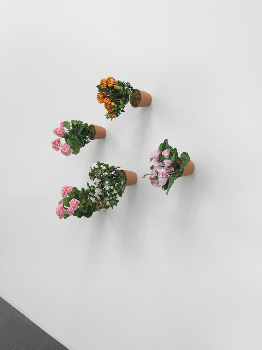 Hans-Peter Feldmann, Blumentöpfe an der Wand, 5 plastic flower pots, variable dimensions, each approx. 30 x 30 x 35 cm