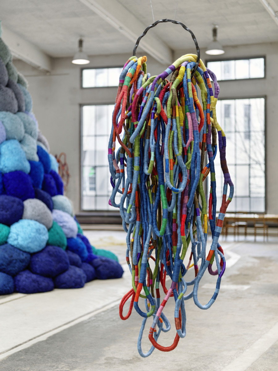 Sheila Hicks, a little bit of a lot of things, installation view LOK by Kunstmuseum St.Gallen, Photo: Stefan Altenburger. © 2023, ProLitteris, Zürich