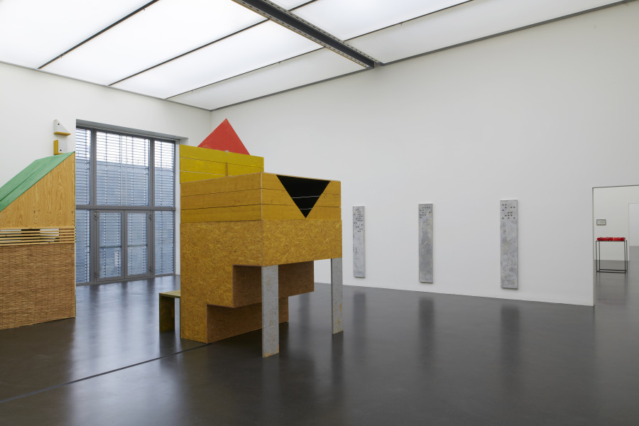 Ausstellungsansicht zentral!, Kunstmuseum Luzern, 2021, mit Werken von Patricia Bucher und Miriam Sturzenegger, Foto: Franca Pedrazzetti