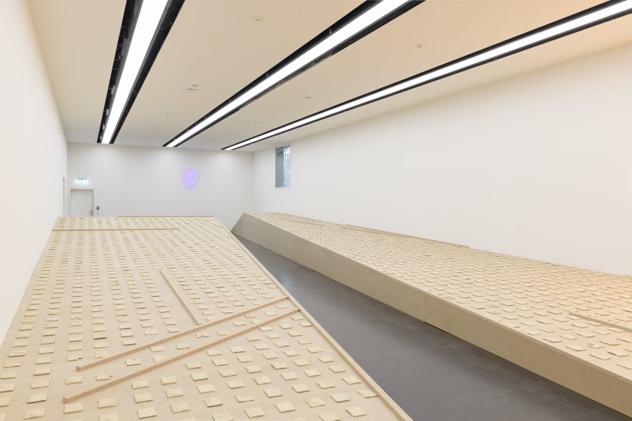 Ausstellungsansicht Claudia Kübler. Drei Sekunden vor Mitternacht, 2022, mit Slices of Beginning, 2022 und 24/7, 2022. Foto: Marc Latzel, Courtesy of the artist