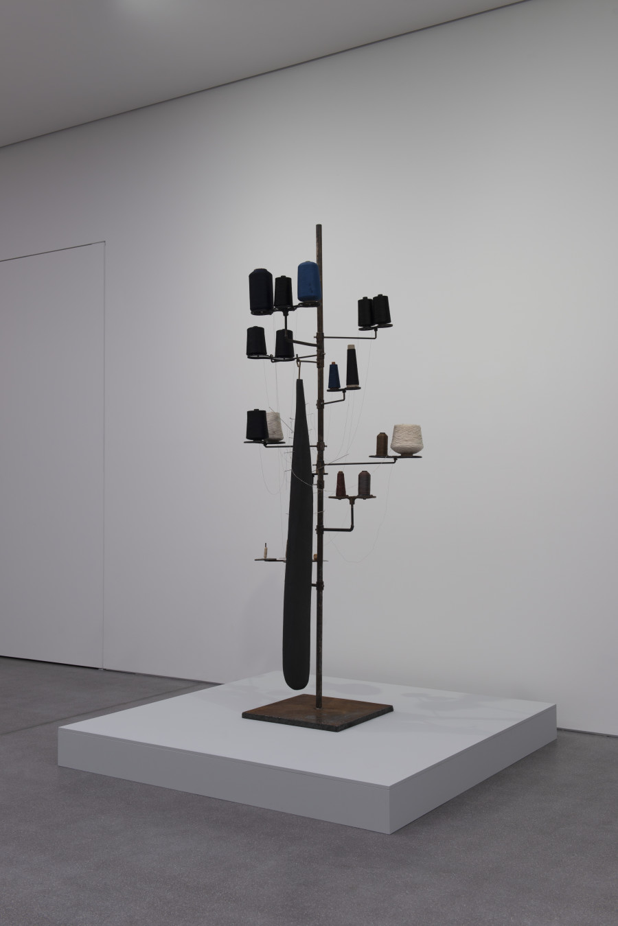 Saalansicht «Venedigsche Sterne», Louise Bourgeois, Polar Star, 2008