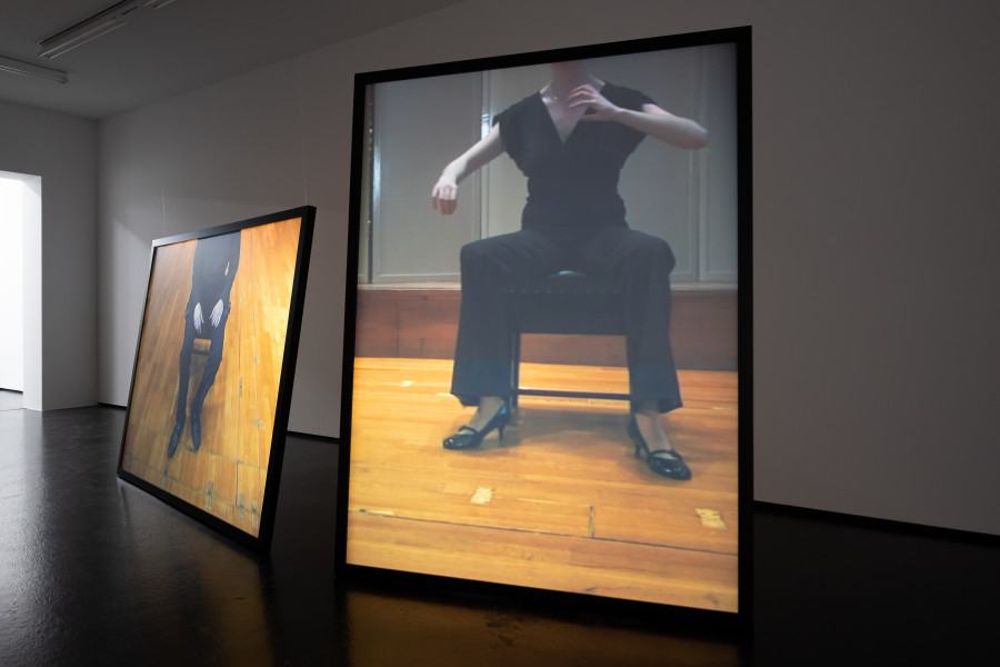 Installationsansicht Davor · Darin · Danach. Die Sammlung im Wandel, 15.5.–7.8.2022, Aargauer Kunsthaus, Aarau. Uriel Orlow (*1973). In Concert, 2005, 2-Kanal-Videoinstallation, Farbe, mit Ton, 7'58". Aargauer Kunsthaus, Aarau. Foto: ullmann.photography