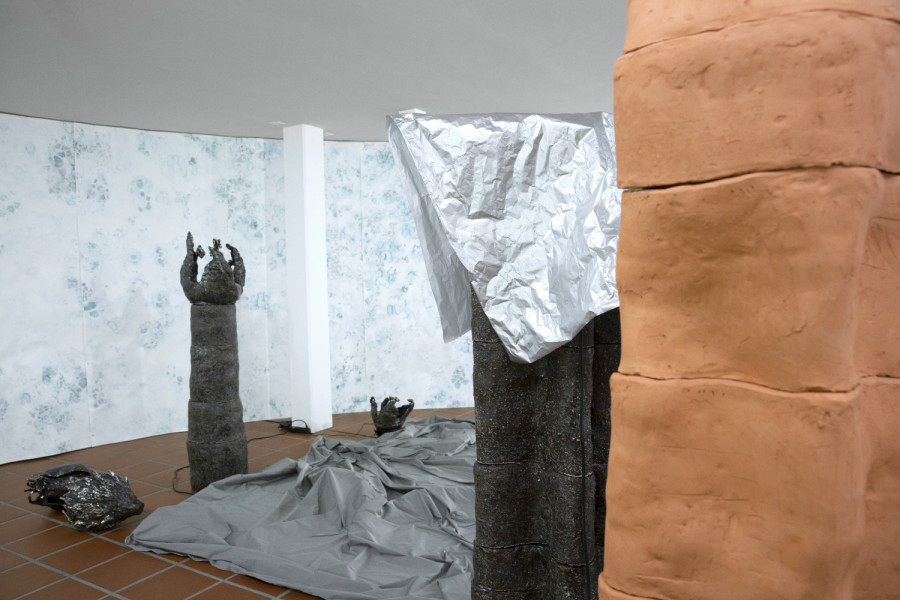 Performance Angela Anzi, «Sentimental Organs» at Zimmermannhaus Brugg, 2022 / Photo: Simone Haug / Courtesy: the artist and Zimmermannhaus