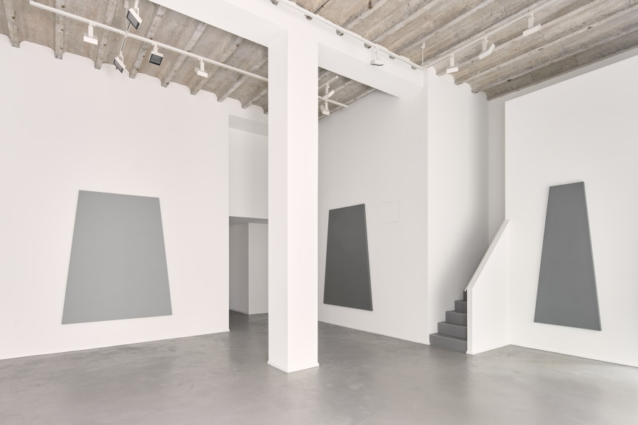 Exhibition view Alan Charlton - Trapezium Paintings, Courtesy Galerie Tschudi and the artist, Photo: Max Ehrengruber