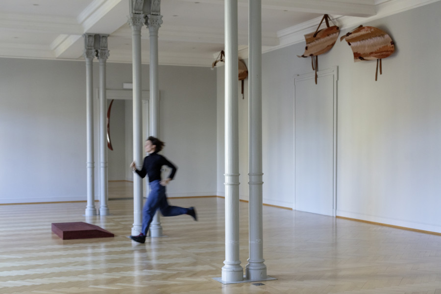 Cally Spooner, An Exchangeable Solo Built From The Knowledge Of Two Non-Exchangeable Groups, 2016 / 2021, Solo Tänzerin, neun choreographische Sequenzen Performt von Magdalyne Segale (*1991, US), Courtesy gb agency, Paris, Foto: Stefan Rohner