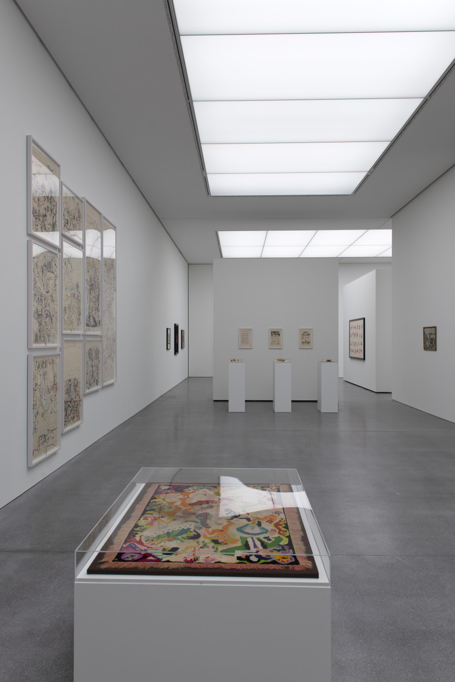 Saalansicht «Venedigsche Sterne», mit Werken von Ernst Ludwig Kirchner/ Erna Schilling (?), Tischdecke, 1913/14 o. 1919/20 (vorne), Entwürfen für Bildteppiche von Ernst Ludwig Kirchner und Lise Gujer, 1927/28 (linke Wand) und Electronic Needlework, 2019, von Irene Posch (hinten Mitte).