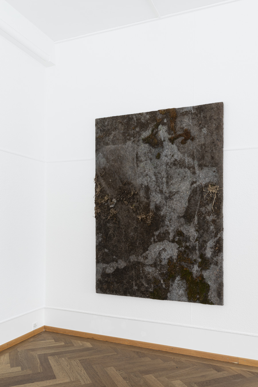 RADICAL SOURCES, Claire Fontaine, Dorota Gawęda & Eglė Kulbokaitė, Laurent Güdel, Jeanne Jacob, Hunter Longe, Lou Masduraud, Sadie Plant, Augustin Rebetez, Jan van Oordt, et un texte de Antoine Rubin, KRONE COURONNE, 2022, photocredit: Michal Florence Schorro