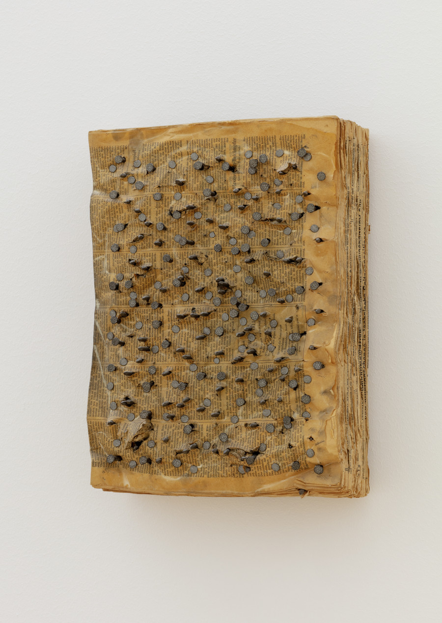 Günther Uecker, Zum Schweigen der Schrift, Zeitungsblock, 1981, Foto: Stefan Rohner