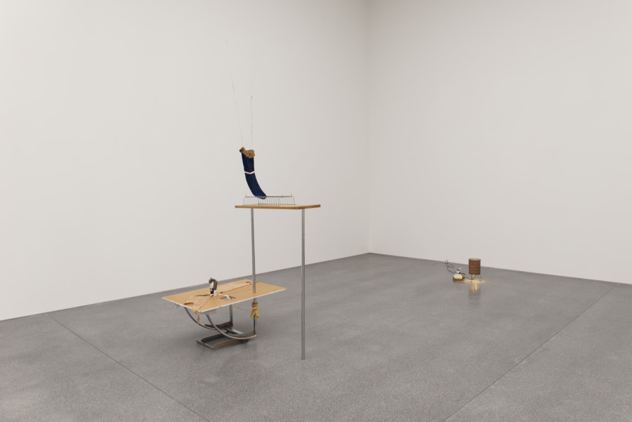 Flurina Sokoll,  Be With Me (II), 2017, Bretter, Chromstahlgestell, Stoffreste, Fragment einer zerstörten, afrikanischen Steinskulptur, angebrauchtes Eau de Cologne, Marmor, Stecknadeln, Fäden, Plastilin, weitere Fundgegenstände, 180 x 150 x 80 cm, Im Besitz der Künstlerin