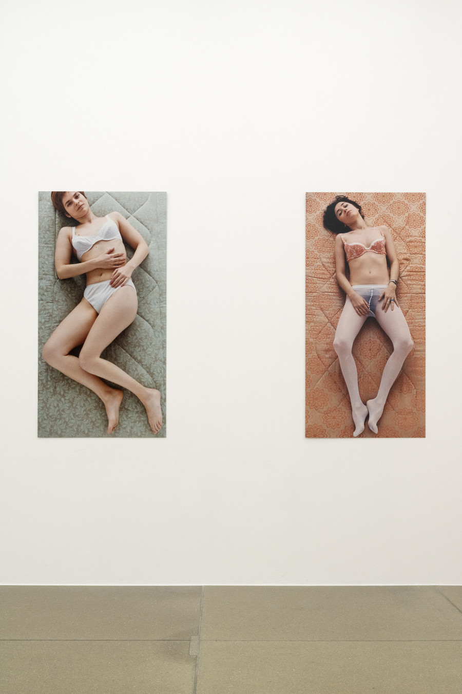 Installationsansicht Eine Frau ist eine Frau ist eine Frau... Eine Geschichte der Künstlerinnen 27.8.2022 – 15.1.2023, Aargauer Kunsthaus, Aarau. Katrin Freisager Nadia, 1995 Pipilotti, 1995 Aargauer Kunsthaus, Aarau / Depositum der Sammlung Andreas Züst. Foto: Zoe Tempest, Zürich