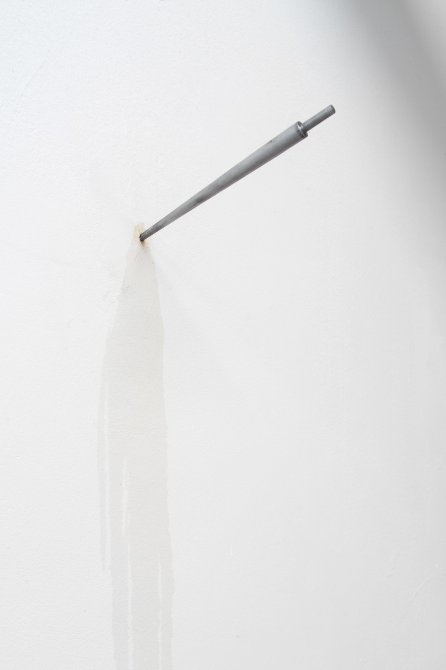 Dorota Gawęda und Eglė Kulbokaitė, Young Girl I Did Love You Once, 2019 Polierter Stahl, RYXPER 1126AE (hergestellt in Zusammenarbeit mit International Flavors and Fragrances Inc.) Foto: courtesy of the artists und Futura Gallery, Prag.