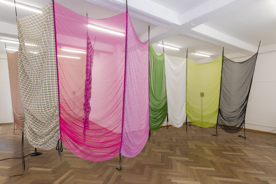 Lara Dâmaso, Echo chambers, 2022. Multimedia installation, curtains, 3-channel sound installation with performances. With the collaboration of Blanca Bianchi. Credit photo: © Guadelupe Ruiz