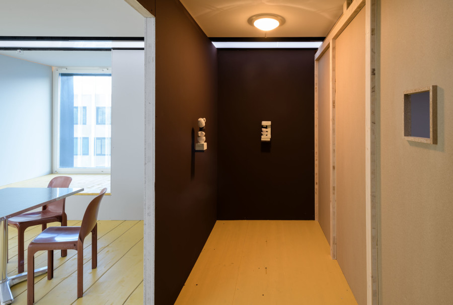 Micha Zweifel. Zur Sackgasse 4. Stock / Manor Kunstpreis Zentralschweiz, Luzern, Ausstellungsansicht, 2020, Foto: Marc Latzel