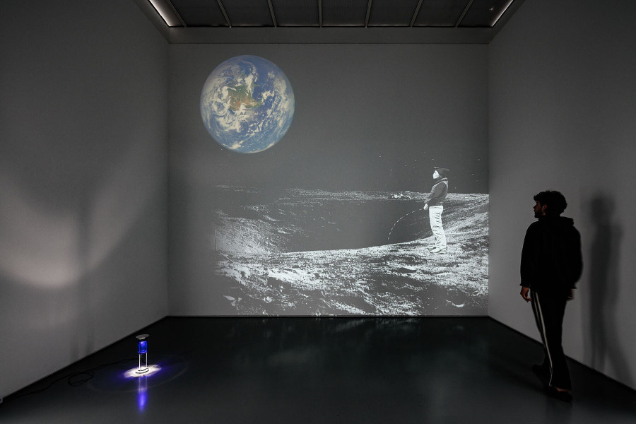 Installationsansicht Zeitgeschichten. Zeitgenössische Werke aus der Sammlung, 9.8. – 13.11.2022, Aargauer Kunsthaus, Aarau. Zilla Leutenegger, Der Mann im Mond, 2000, Videoinstallation aus Video, schwarzweiss, mit Ton, 4'00", Loop, 2 Farb-Dias, Aargauer Kunsthaus, Aarau. Foto: Philipp Hitz, Zürich