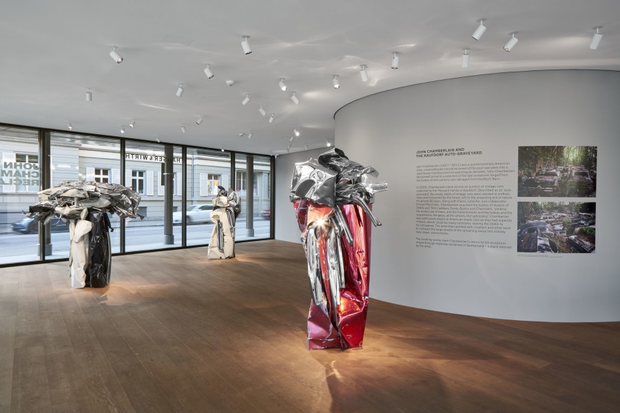 Installation view, ‘John Chamberlain. Reclaimed’ at Hauser & Wirth Zurich, Bahnhofstrasse 1, until 21 May 2022 © 2022 Fairweather & Fairweather LTD / Artists Rights Society (ARS), New York. Courtesy the John Chamberlain Estate and Hauser & Wirth. Photo: Jon Etter