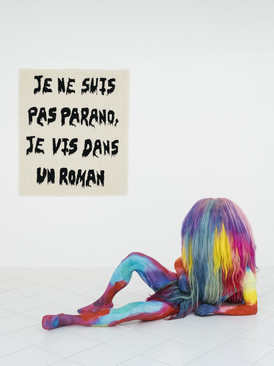 Julie Monot, What to see, Vermiform, lycra, mannequin, 180x 50cm, 2019. Julie Monot, Je ne suis pas parano, je vis dans un roman, Wool, synthetic latex, cotton, 150x110cm, 2022. Photo credit : Philip Frowein (@philipfrowein)