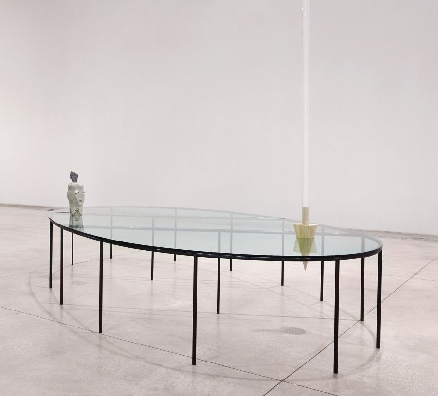 Mario Merz Tavolo per Marisa, 2003 Structure, verre, bois, plexiglas, argile crue, marbre, feuille d'or, plastique 450 x 270 x 280 cm © Collezione Merz, photo : S. d’Exéa