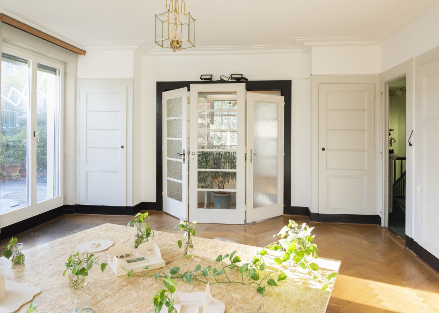 Zahra Hakim: J'ai vu une femme qui battait la lumière dans un mortier, Exhibition view, 2023, Cherish, Photo: Remy Ugarte Vallejos