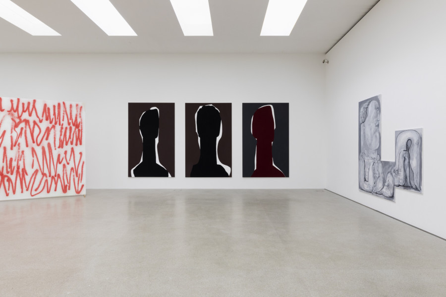 Exhibition views Salle Poma Kunsthaus Centre d’art Pasquart 2022: Renée Levi, MMXXL, 2020, Courtesy the artist; Markus Weggenmann, Flaches Denkmal Nr.1 LW74, 2017, Flaches Denkmal Nr.3 LW104, 2018, Flaches Denkmal Nr.2 LW102, 2018, Courtesy the artist and Galerie Mark Müller, Zürich; Ralph Bürgin, Grey Nude, 2021, Courtesy Livie Fine Art, Zürich. Photos: Guadalupe Ruiz