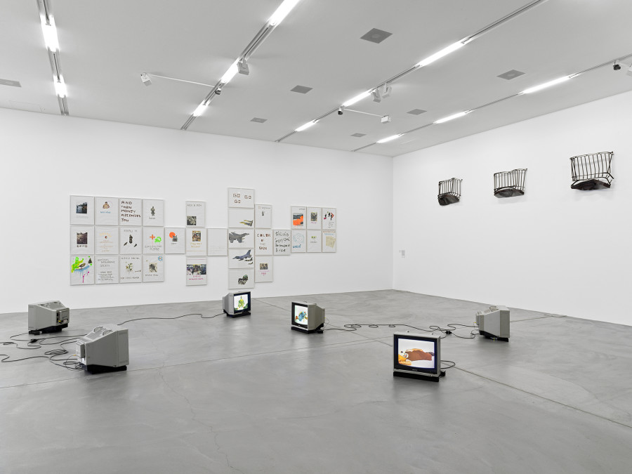 Exhibition view Aus den Fugen - Momente der Störung 2, Migros Museum für Gegenwartskunst, Ugo Rondinone, Dog Days Are Over , 1996, Anne-Lise Coste, Ohne Titel , 2002, Juan Muñoz, Nîmes Balconies , 1994, Sammlung Migros Museum für Gegenwartskunst, © the artists. Photo: Stefan Altenburger Photography, Zurich