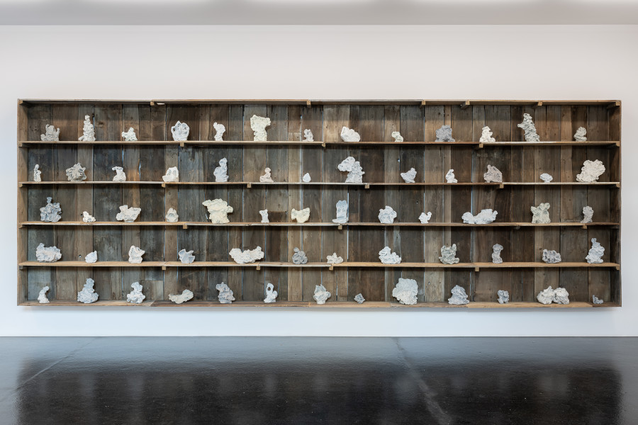 Installationsansicht Davor · Darin · Danach. Die Sammlung im Wandel, 15.5.–7.8.2022, Aargauer Kunsthaus, Aarau. Ugo Rondinone (*1964). Diary of Clouds, 2008, Wachs, Altholz, 224 x 667 x 30 cm. Aargauer Kunsthaus, Aarau. Foto: ullmann.photography