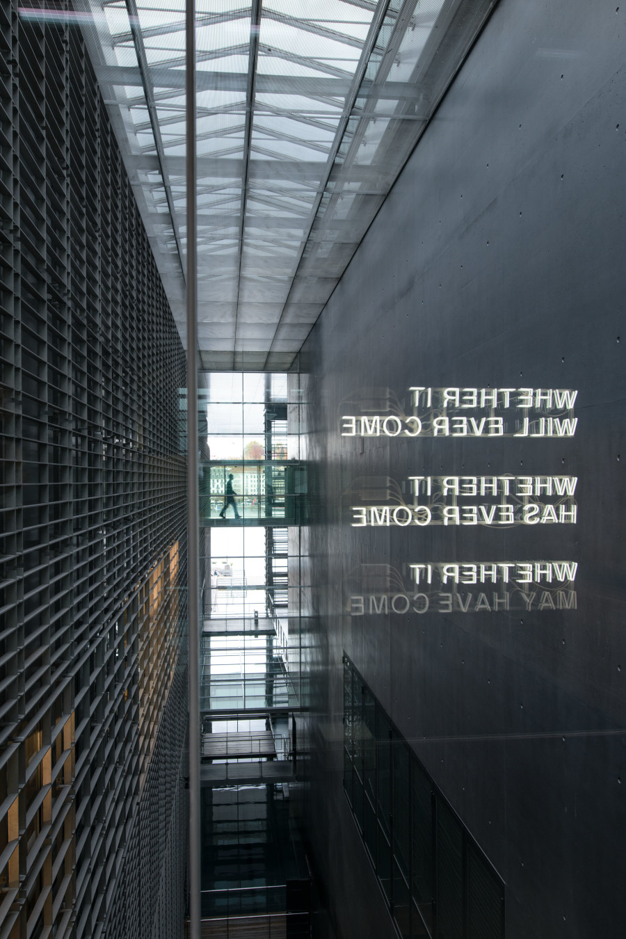 Vittorio Santoro, Whether it, 2012 Glasbuchstaben, Neon, Aufhängevorrichtung, sechs Transformatoren, zwei PWM-4-DIN-230, Lan-Box, programmierter Lichtzyklus, ca. 7 Minuten, Edition von 3, Courtesy the artist Ausstellungsansicht Kunstmuseum Luzern, 2020, Foto: Marc Latzel