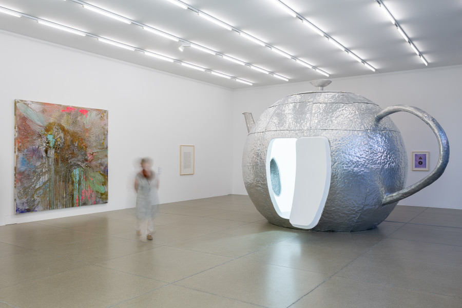 Installationsansicht Davor · Darin · Danach. Die Sammlung im Wandel. 15.5.–7.8.2022, Aargauer Kunsthaus, Aarau. John Armleder (*1948), Staz, 2012, Mischtechnik auf Leinwand, 275 x 275 cm. Aargauer Kunsthaus Aarau. Mai-Thu Perret (*1976), Little Planetary Harmony, 2006, Aluminium, Holz, Trockenmauer, Latex-Wandfarbe, Neonbeleuchtung, Acryl auf Sperrholz, 353 x 665 x 365 cm, Aargauer Kunsthaus, Aarau. Foto: ullmann.photography