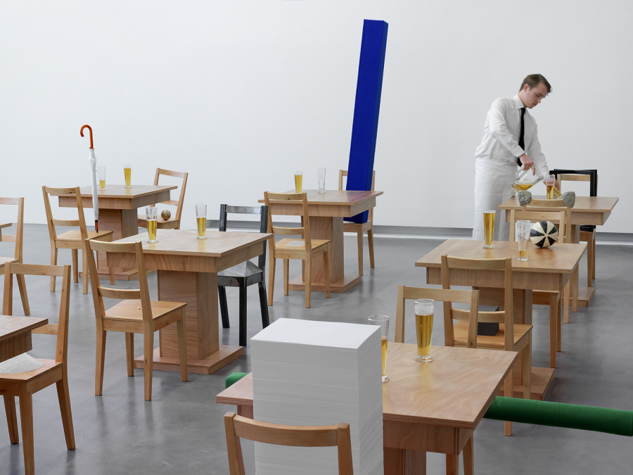 Laura Lima, Playful Geometry, Laura Limas Installation Bar Restaurant (2010/2013) im Dialog mit Werken von Valentin Carron, Sylvie Fleury, Donald Judd, Sol LeWitt, Robert Mangold und Olivier Mosset aus der Sammlung des Migros Museum für Gegenwartskunst