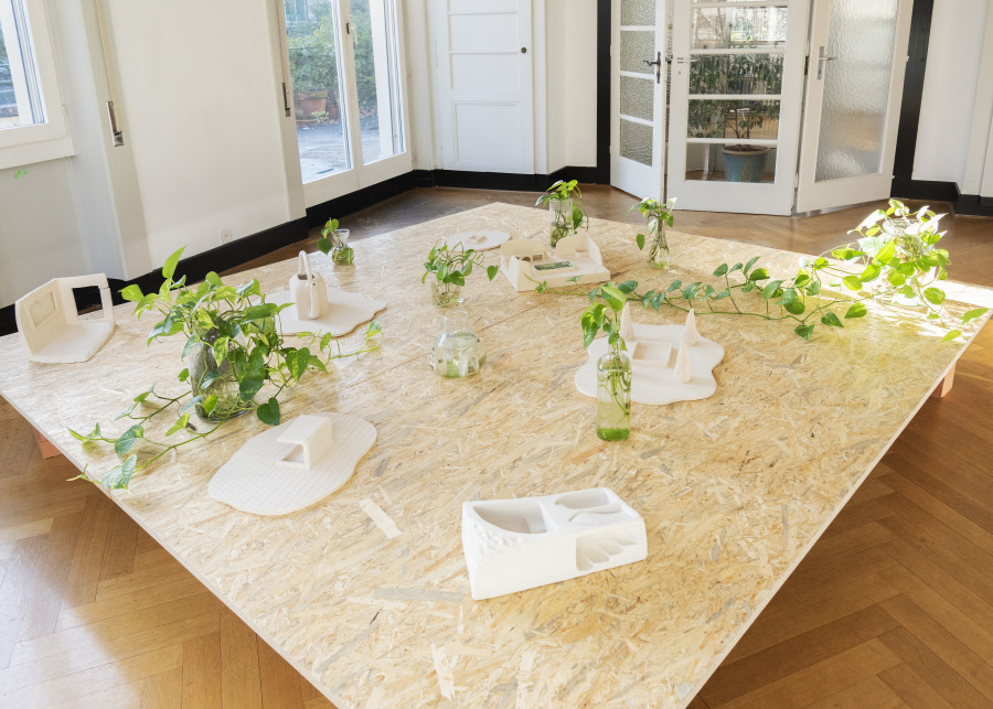 Zahra Hakim: J'ai vu une femme qui battait la lumière dans un mortier, Exhibition view, 2023, Cherish, Photo: Remy Ugarte Vallejos